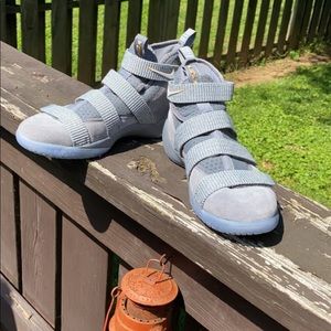 Nike Lebron Soldier XI (GS) Big Kids Athletic Shoe